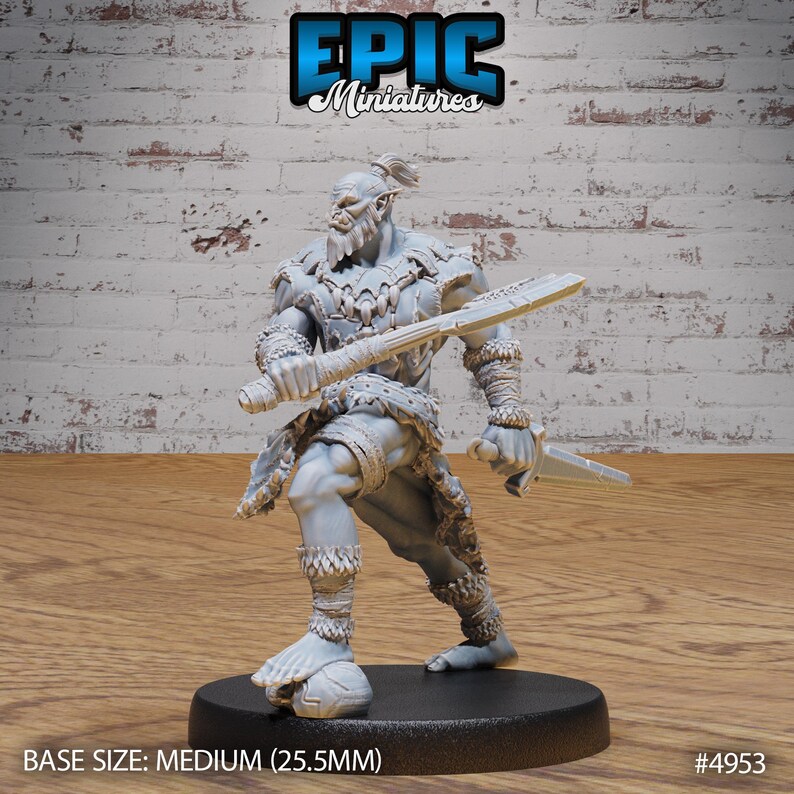 Op de afbeelding: Een grijze plastic miniatuur van een Orc-krijger die een knots en een dolk vasthoudt. De miniatuur staat op een ronde basis. De miniatuur is 25,5 mm groot. #4953