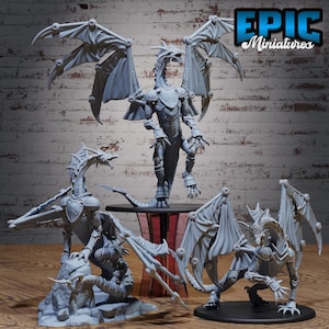 Puede incluir: Colección de miniaturas de dragones grises con alas y armaduras detalladas. Un dragón se alza sobre una mesa, mientras que otros posan en el suelo. El logotipo de Epic Miniatures es visible en la esquina superior derecha.