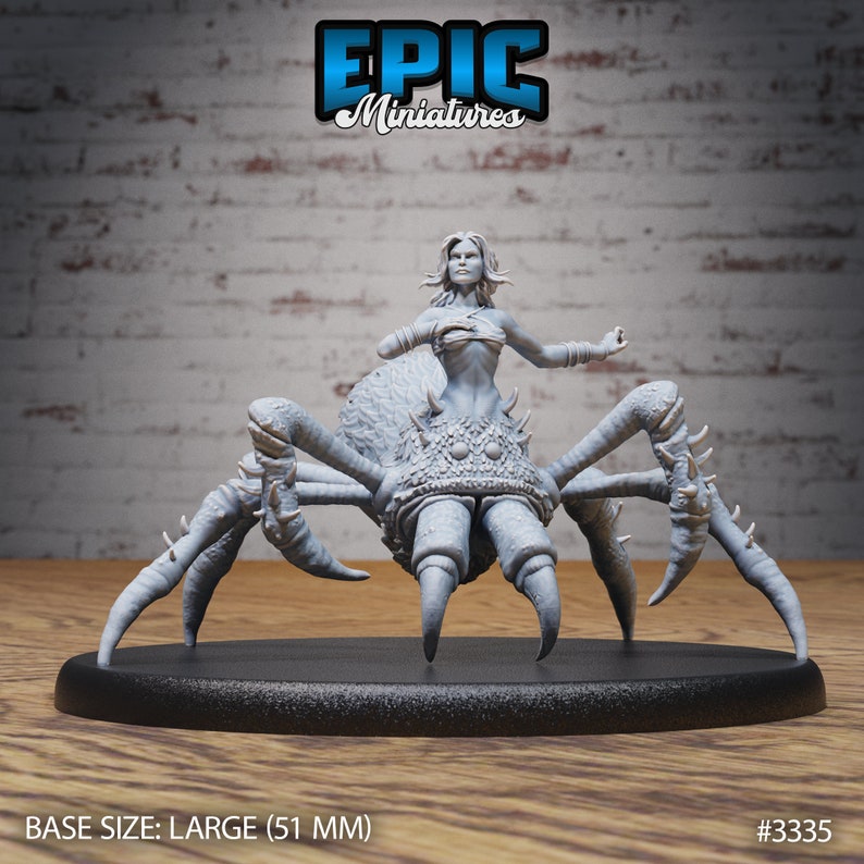 Op de afbeelding: Een grijze, gedetailleerde miniatuur van een vrouwelijke, humano&iuml;de figuur die op een spin rijdt. De figuur draagt een eenvoudige kleding en heeft lang haar. De spin heeft acht poten en een gesegmenteerd lichaam. De miniatuur staat op een ronde basis.  BASE SIZE: LARGE (51 MM) #3335