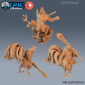 Op de afbeelding: Drie 3D-geprinte miniaturen van een haanstrijder, één rijdt een haan, één houdt een zwaard vast en één houdt een speer vast. De miniaturen zijn vooraf ondersteund en zijn middelgroot.