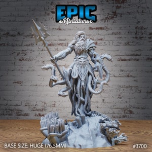 Pode incluir: Uma miniatura impressa em 3D cinza de uma criatura mítica com barba, segurando uma lança e cercada por cobras. A base é um afloramento rochoso com coral. A miniatura é etiquetada com "EPIC Miniatures #3700" e "BASE SIZE: HUGE (76.5MM)".