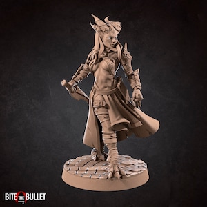 Puede incluir: Una figura en miniatura detallada de una guerrera con cuernos, que lleva armadura y sostiene una espada. La figura está pintada en color marrón claro y se encuentra sobre una base circular.