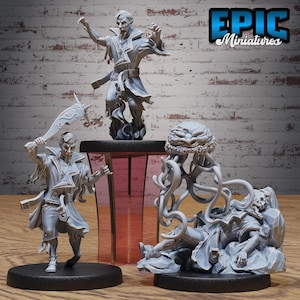 Peut inclure: Trois figurines miniatures grises de personnages fantastiques. Une figurine est debout, les bras levés, une autre tient une arme et la troisième est un monstre avec des tentacules. Le logo Epic Miniatures est en haut à droite.