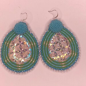 Boucles d’oreilles perlées natives bleues et vertes