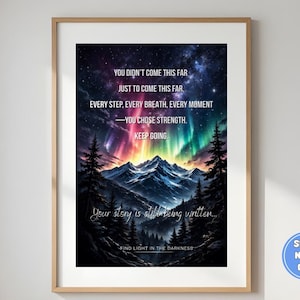 Könnte beinhalten: Gerahmter Kunstdruck mit einer Berglandschaft unter einem farbenfrohen Nordlicht. Der Druck enthält inspirierenden Text: "Du bist nicht so weit gekommen... Mach weiter." Das Kunstwerk wird in einem Holzrahmen präsentiert.