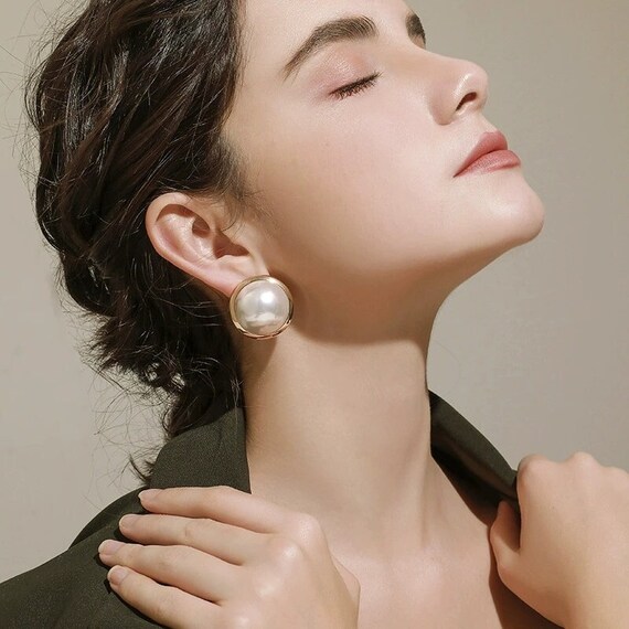 Big pearl earrings gold deals