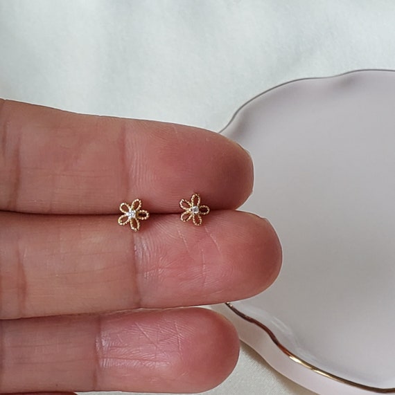 Small gold flower earrings deals