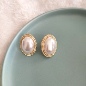 GOLD RIM EARRING Big Pearl Studs, Antique Pearl Studs, White Pearl Earrings, Vintage Gold Stud, Wedding Earrings, Gold Pearl Earrings, Gifts