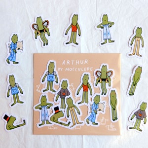 Lot d'autocollants Arthur par Mocculere / Grenouille déguisée fantaisiste / Plusieurs petits autocollants découpés ressemblant à des poupées en papier / Papier vinyle brillant