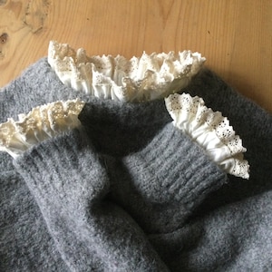 removable elasticated Victorian collar
