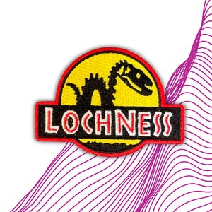 Può includere: Una toppa ricamata rossa, gialla e nera con un mostro di Loch Ness dei cartoni animati e il testo "LOCHNESS".