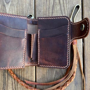 Cartera de motociclista hecha a mano, cartera con cadena de cuero hecha a mano con cuero encerado de vaquero italiano más cordón trenzado hecho a mano con gancho para cinturón