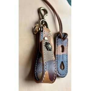 Handgemaakte leren riemlus sleutelhangerhouder van EL VAQUERO Italiaans camouflageleer uitgerust met JAPANSE massief messing draaibare haak