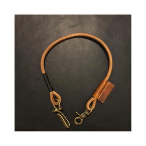 Handgemaakt rond leren sleutelkoord met massief messing drukknop en riemhaak