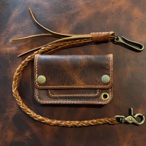 Cartera de cuero para camionero hecha a mano, cartera con cadena o cordón trenzado, cartera EDC hecha con cuero encerado de la curtiduría Conceria Walpier en Italia