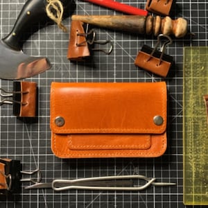 Cartera de cuero para camionero hecha a mano, cartera con cadena o cordón trenzado, cartera EDC hecha de cuero Gaucho Oil de Conceria La Bretagna, Italia