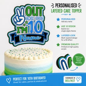 Può includere: Un topper per torta a strati con il testo "OUT SINGLE DIGITS I'M 10", un segno di pace e un banner per un nome. Il topper è blu, verde e bianco e include due bastoncini in acrilico trasparente per l'inserimento nella torta di compleanno.