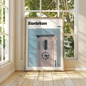 Poster di viaggio con orologio della stazione di Surbiton - Fotografia di Surbiton - Stampa murale a colori/bianco e nero della città del Regno Unito - Stampa di viaggio personalizzabile di Londra Surbiton