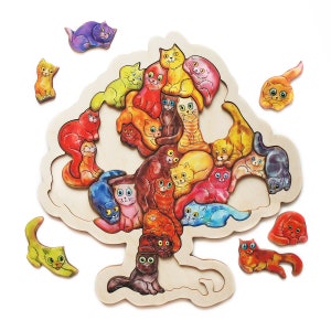 Può includere: Un puzzle di legno con un albero con gatti colorati. I gatti sono disposti a forma di albero e sono tutti di colori e motivi diversi. Il puzzle è fatto di legno ed è progettato per i bambini.