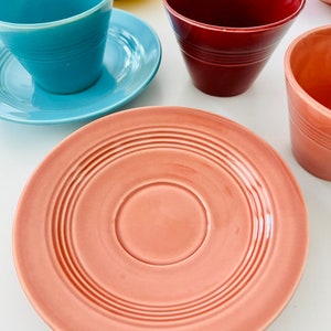 Puede incluir: Un juego de cinco tazas de t&eacute; vintage y platillos en varios colores, incluyendo azul, rojo, amarillo y rosa. Los platillos tienen un dise&ntilde;o simple y elegante con un patr&oacute;n de c&iacute;rculos conc&eacute;ntricos.