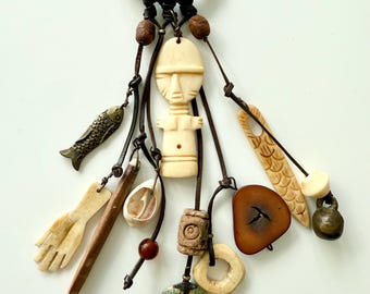 Colgante étnico tribal, amuleto de protección, dije de cuero y hueso.
