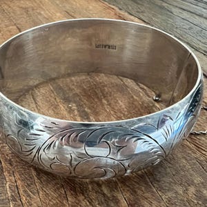 Vintage Sterling Silver Etched 1&quot; WIDE Hinged BANGLE Bracelet 38 g