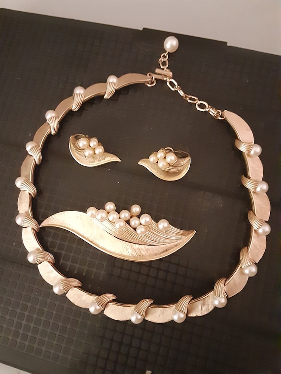 VINTAGE TRIFARI Necklace,Brooch, and Matching Earr