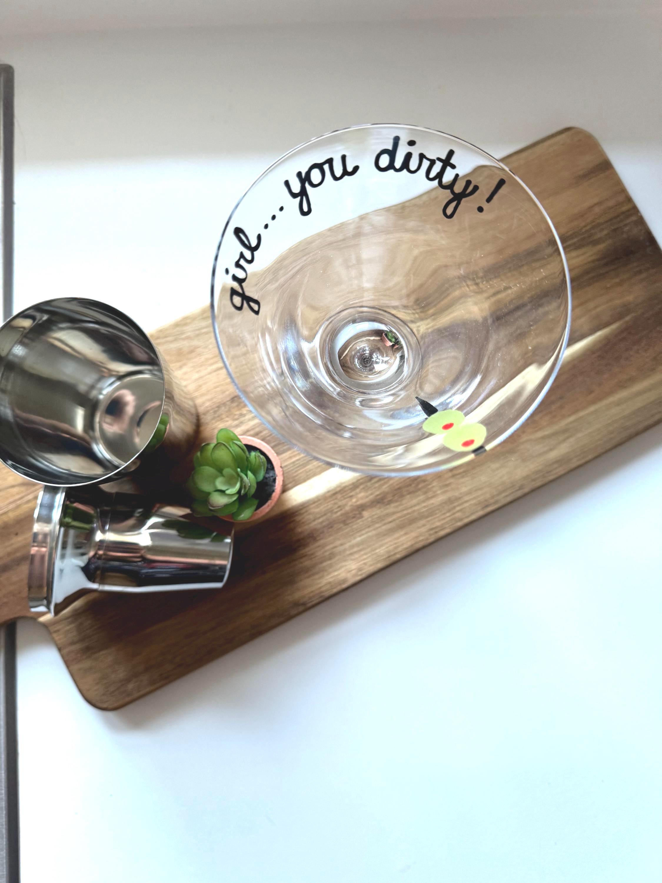 Chica, tu vaso de martini está sucio.