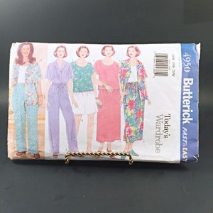 Pode incluir: Um padrão de costura para roupas femininas. O padrão inclui cinco estilos diferentes: um conjunto de calças com estampa floral, um conjunto de calças roxas, uma blusa com estampa floral e uma saia branca, uma saia rosa com uma blusa branca e uma saia com estampa floral e uma blusa branca. O padrão é da Butterick e é rotulado como "Today's Wardrobe" e "Fast & Easy".
