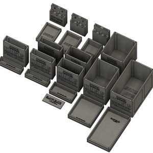 Puede incluir: Un conjunto de 10 cajas de almacenamiento de plástico gris con el texto "Marvel Crisis Protocol" impreso en la parte delantera. Las cajas están diseñadas para guardar los componentes y accesorios del juego.