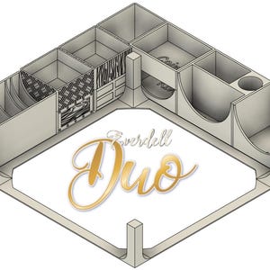 Op de afbeelding: Een grijze 3D-geprinte organizer voor het bordspel Everdell Duo. De organizer heeft compartimenten voor kaarten, tokens en andere spelonderdelen. De organizer is gelabeld met "Everdell Duo" in gouden letters.