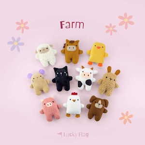 Könnte beinhalten: Eine Sammlung von neun kleinen Plüsch-Tierfiguren auf hellrosa Hintergrund mit dem Text Farm und Lucky Flag. Das Set enthält ein weißes Schaf, ein braunes Pferd, ein gelbes Küken, eine beige Maus, eine schwarze Katze, eine Kuh, einen braunen Hasen, ein rosa Schwein und ein weißes Huhn.