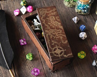 Könnte beinhalten: Eine Holzkiste mit einem Scharnierdeckel, auf dem eine Karte von Westeros abgebildet ist, einem fiktiven Kontinent aus der Serie Game of Thrones. Die Kiste ist mit Würfeln und Miniaturfiguren gefüllt.