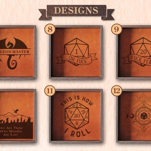 K&ouml;nnte beinhalten: Sechs quadratische W&uuml;rfeltabletts aus Holz mit hellbraunen Ledereinlagen, jedes mit einem einzigartigen lasergravierten Design. Die Motive umfassen einen Drachen, 20-seitige W&uuml;rfel mit Text, eine Berglandschaft und geometrische Muster, nummeriert von 7 bis 12.