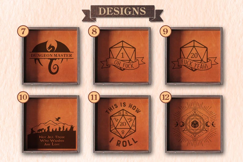 K&ouml;nnte beinhalten: Sechs quadratische W&uuml;rfeltabletts aus Holz mit hellbraunen Ledereinlagen, jedes mit einem einzigartigen lasergravierten Design. Die Motive umfassen einen Drachen, 20-seitige W&uuml;rfel mit Text, eine Berglandschaft und geometrische Muster, nummeriert von 7 bis 12.