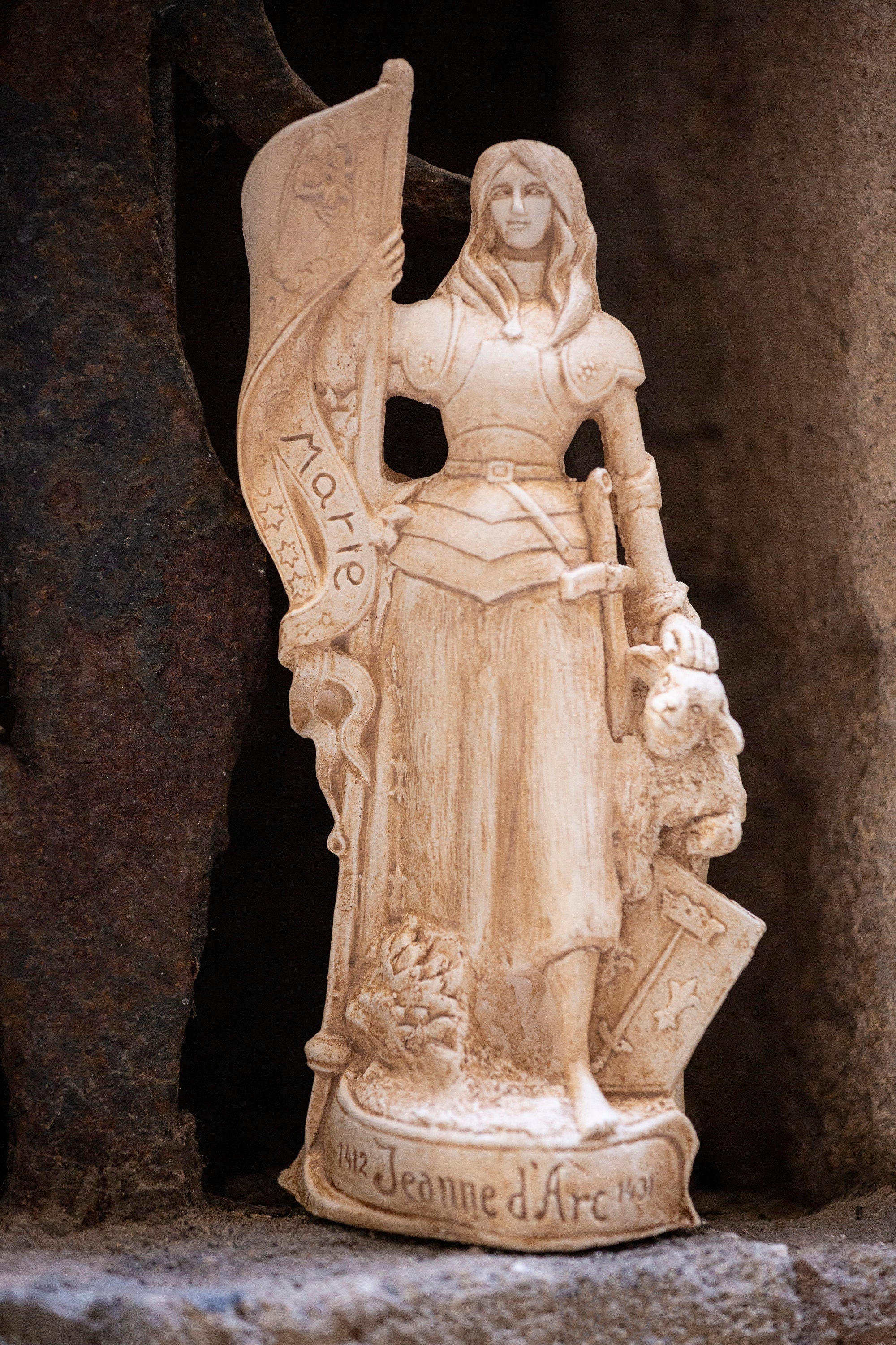 File:Statue de Jeanne d'Arc à l'extérieur de l'église Saint-Pierre