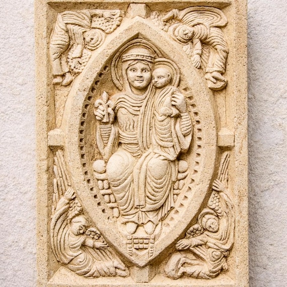 聖母マリアの尊厳 – 石の彫刻と複製による浅浮彫（26×17 cm） – 宗教