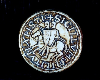 May include: A round, white seal with a raised image of a knight on horseback. The seal is inscribed with the words "SIGILLVM", "WILLELMI", "PISTI", and a cross.