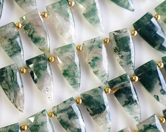 Peut inclure: Un brin de perles de pierre d'agate verte et blanche avec des entretoises dorées. Les perles sont en forme de pointes de flèche et ont une finition naturelle et polie.