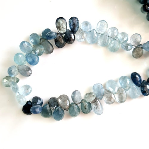 Natürliche Aquamarin Edelstein Birne Briolette Perlen: Facettierter 8-Zoll-Strang