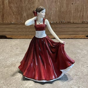 Estatueta Royal Doulton Pretty Lady Mia HN 5541