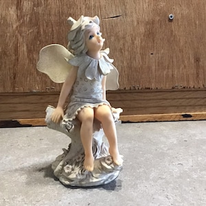 Mädchen-Fee-Figur, Pixie-Statue, Blumenfee mit Stoffflügeln, magisches Geschöpf Kitsch