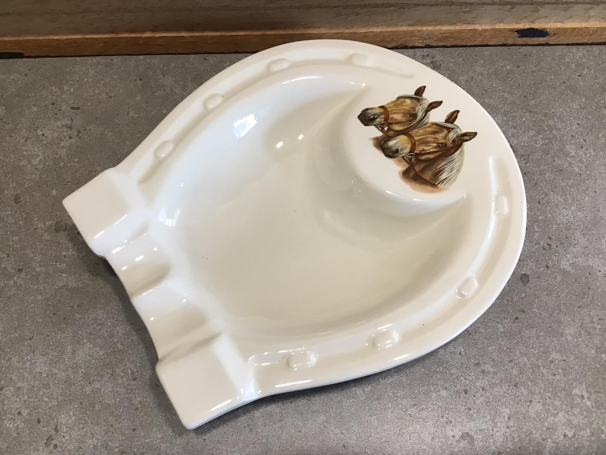 馬のデザイン陶器製灰皿 馬のデザイン陶器製灰皿