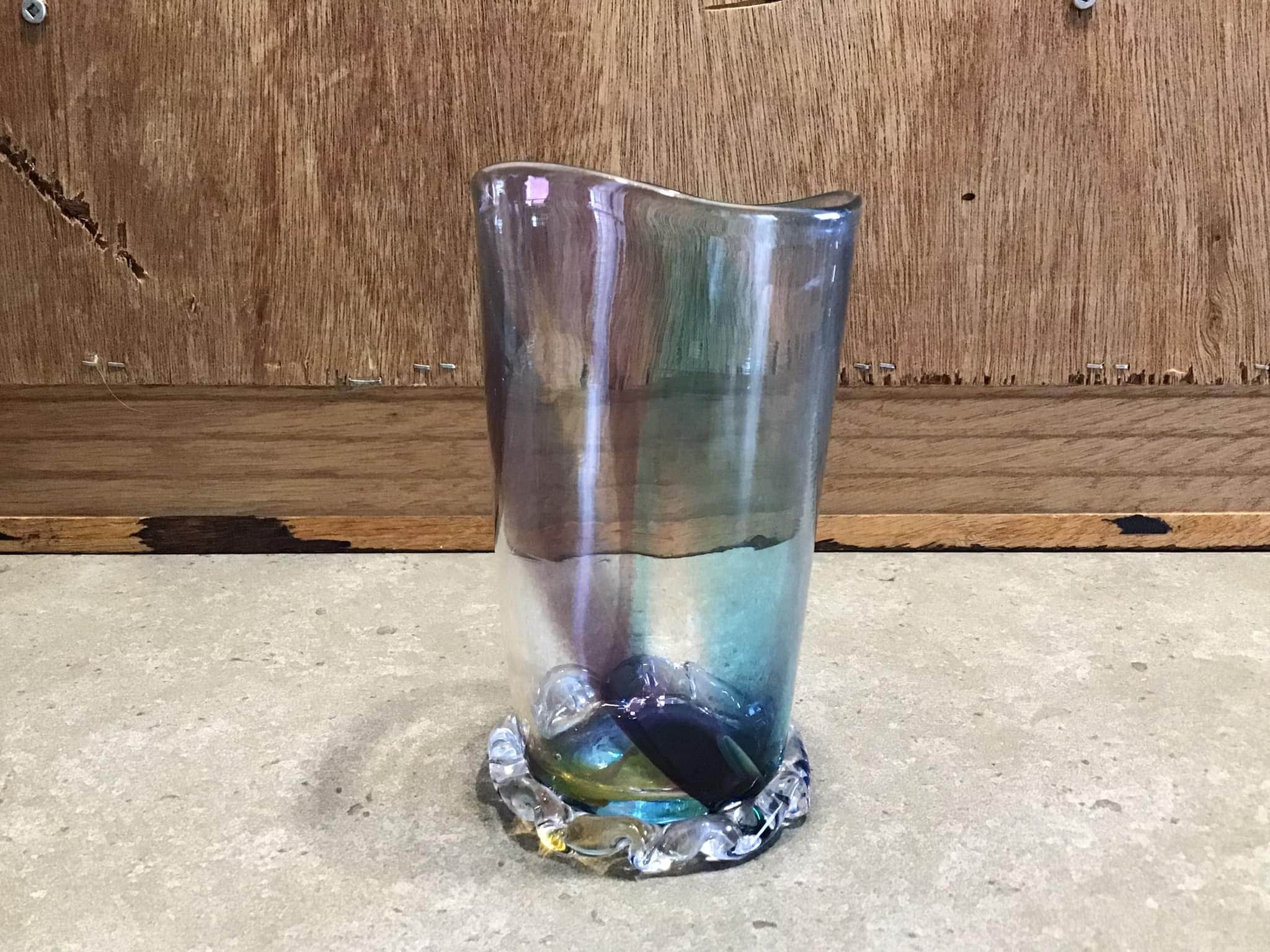 ムラーノスタイルのアートガラスの花瓶：サイン入り吹きガラスの装飾