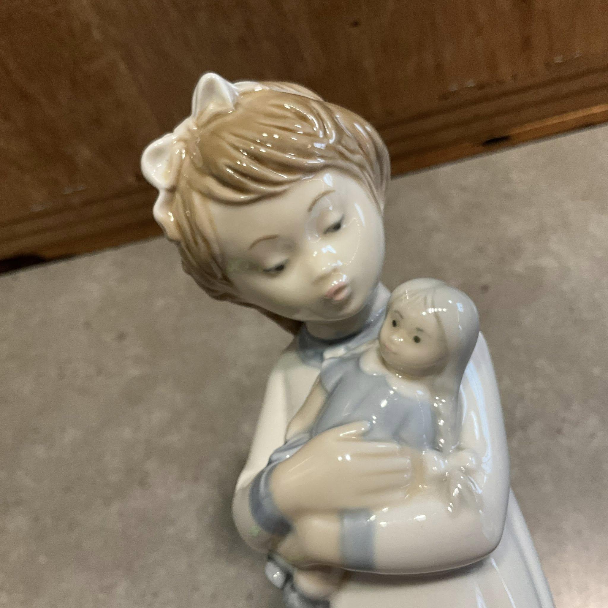 NAO リヤドロ　人形を抱く少女　スペイン製 NAO by Lladro「人形を抱く少女」フィギュア スペイン製 Daisa - Etsy 日本