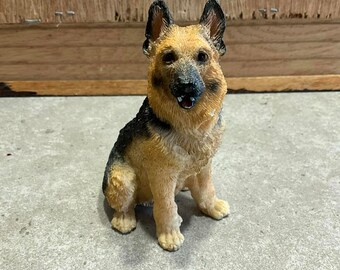 樹脂製ジャーマンシェパードドッグの置物、座っている犬の彫刻