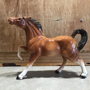 Estatueta de cavalo de cerâmica vintage: escultura colecionável japonesa