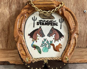 Vintage Western Wall Plaque Key Holder – Hand-Carved Horseshoe Frame – Cowboy Horse & Cactus Folk Art