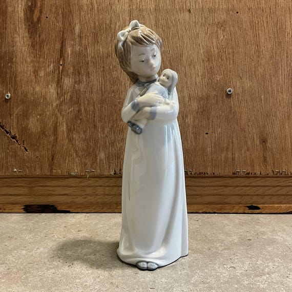 NAO by Lladro「人形を抱く少女」フィギュア スペイン製 Daisa - Etsy 日本