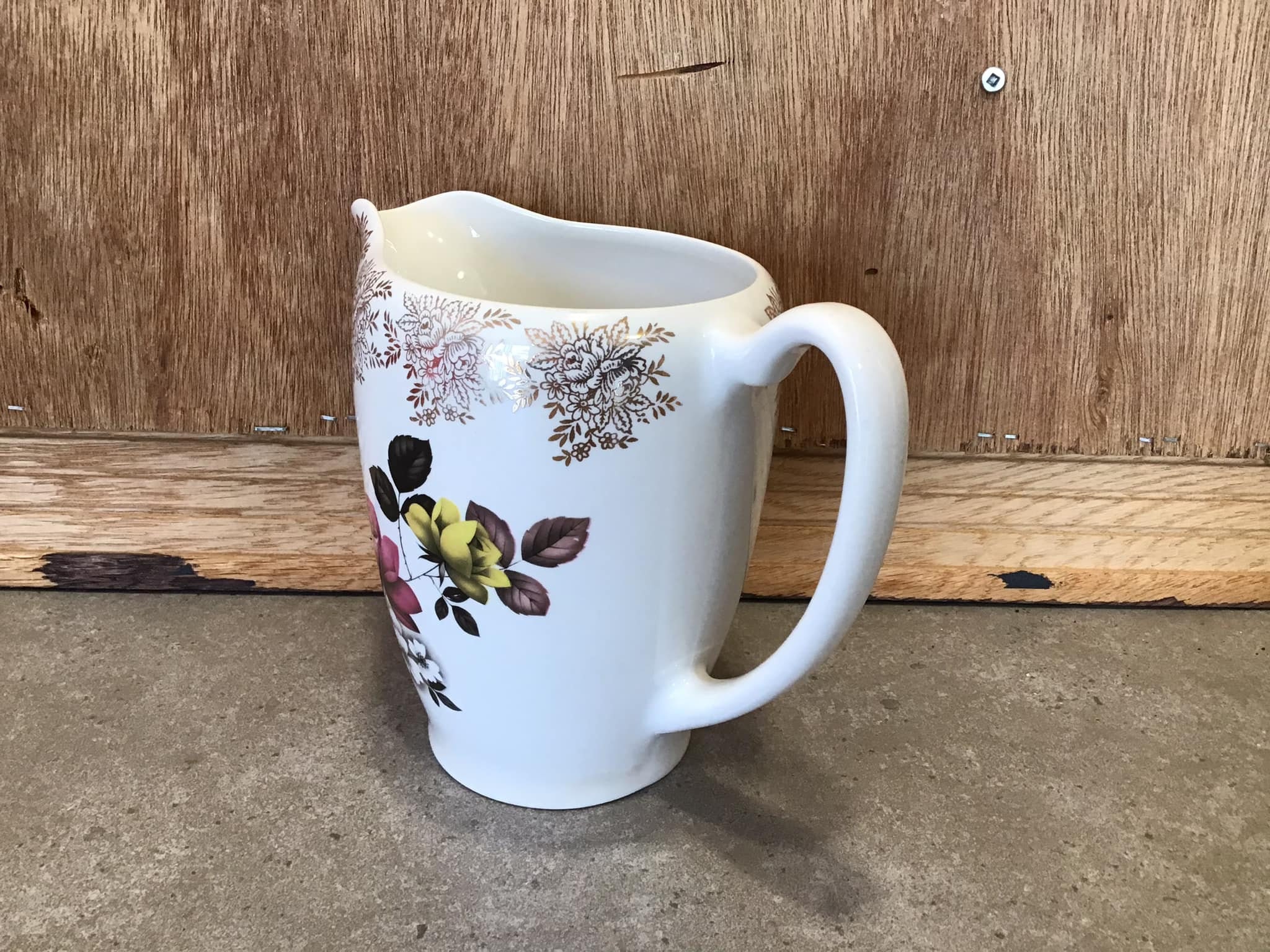 ヴィンテージ ロードネルソン陶器 花柄ピッチャー：24金装飾を施した